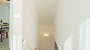 A staircase with a handrail and a light fixture at the top. - Beautiful apartment for 6 guests with WIFI, TV and patio (Pietrasanta)