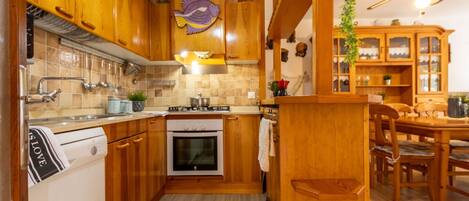 Een microgolfoven, een oven, een vaatwasser, een kinderstoel