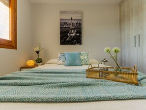 3 habitaciones, tabla de planchar con plancha y cuna de viaje 