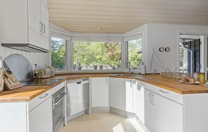 Kjøleskap, oppvaskmaskin og kaffetrakter/tekoker