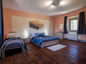 3 bedrooms, iron/ironing board, travel cot, free WiFi