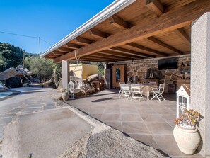 Outdoor dining - Beautiful private villa for 8 guests with A/C, WIFI, private pool, TV, patio and pets allowed (Sant'antonio Di Gallura)