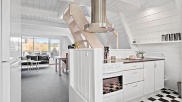 Kjøleskap, kokeplater, oppvaskmaskin og kaffetrakter/tekoker