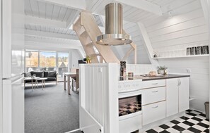 Kjøleskap, kokeplater, oppvaskmaskin og kaffetrakter/tekoker