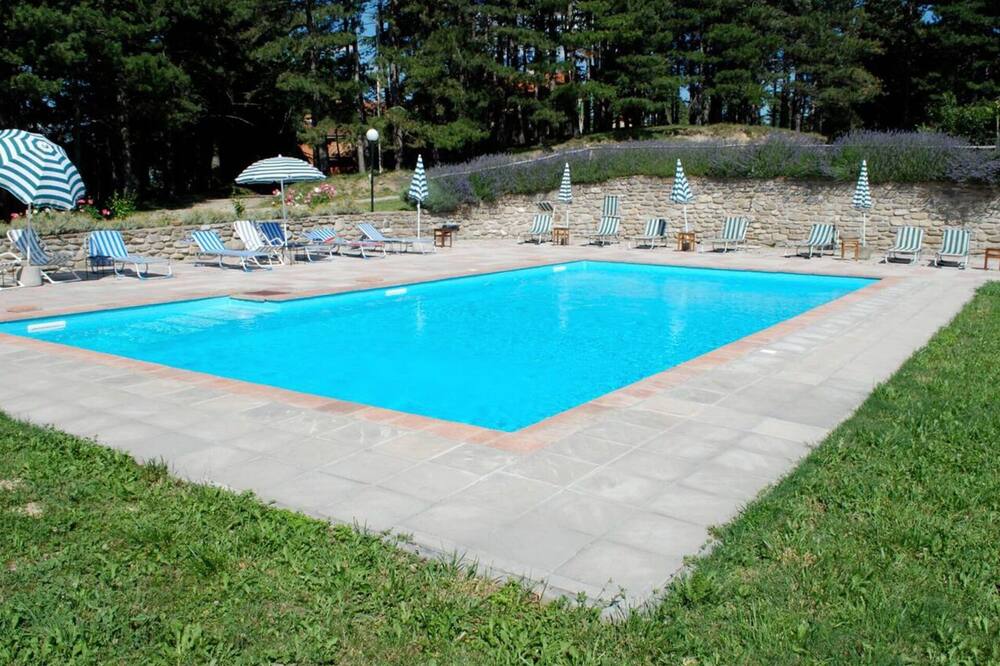 Cosy apartment in villa for 8 guests with WIFI, pool, TV, pets allowed, panoramic view and parking