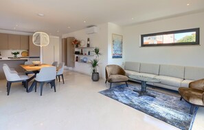 Interior - Beach front home in Basanija (Basanija)