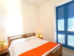 1 bedroom, travel crib, bed sheets