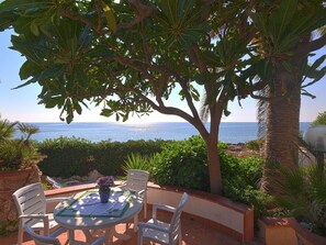 Outdoor dining - Stunning private villa for 4 guests with A/C, WIFI, TV, terrace and pets allowed (Syracuse)