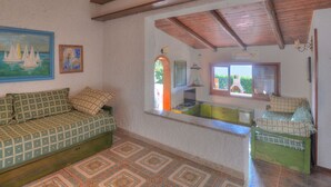 A cozy room with a sofa, a mirror, and a window with blinds. - Wonderful private villa for 4 guests with A/C, WIFI, TV, terrace and pets allowed (Syracuse)