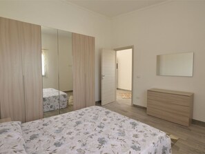 2 habitaciones, tabla de planchar con plancha y cuna de viaje 