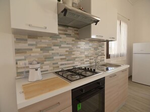 Uuni, leivänpaahdin, syöttötuoli