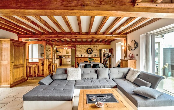 Smart TV, fireplace, table tennis, stereo