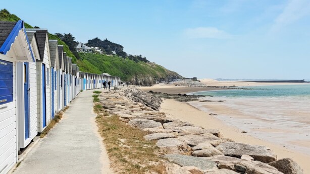 A seaside promenade with beach huts and a rocky shoreline. - Beautiful home in l'étang-bertrand (L'Étang-Bertrand)