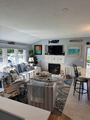 Smart TV, fireplace, books - Family friendly , walking distance local restaurants, ice cream, biking beach (Sandwich)