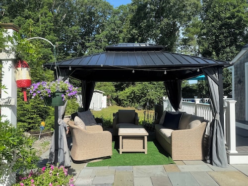 Family friendly , walking distance local restaurants, ice cream, biking beach