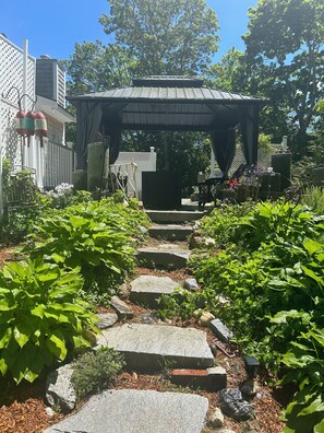 Property grounds - Family friendly , walking distance local restaurants, ice cream, biking beach (Sandwich)