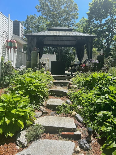 Family friendly , walking distance local restaurants, ice cream, biking beach