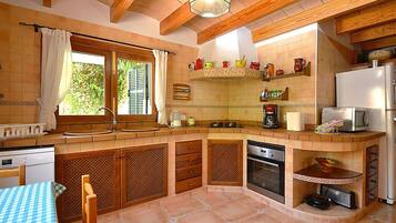 Een magnetron, een oven, een vaatwasser