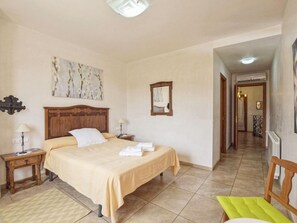 5 quartos, ferros/tábuas de passar roupa, berço de viagem
