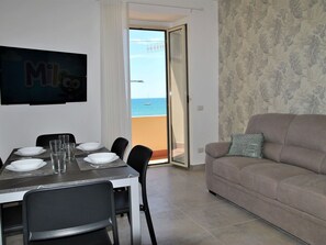 TV - Beautiful apartment for 6 people with A/C, TV, balcony and pets allowed (Formia)