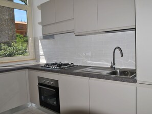 Uuni, astianpesukone, syöttötuoli