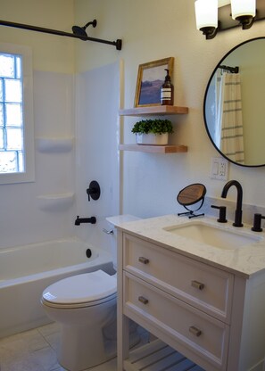 Towels, soap, shampoo, toilet paper - Charming Home Away From Home! (Cedar Falls)