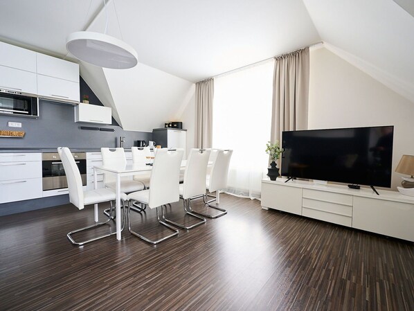 Mikrovågsugn, ugn, diskmaskin och matbord