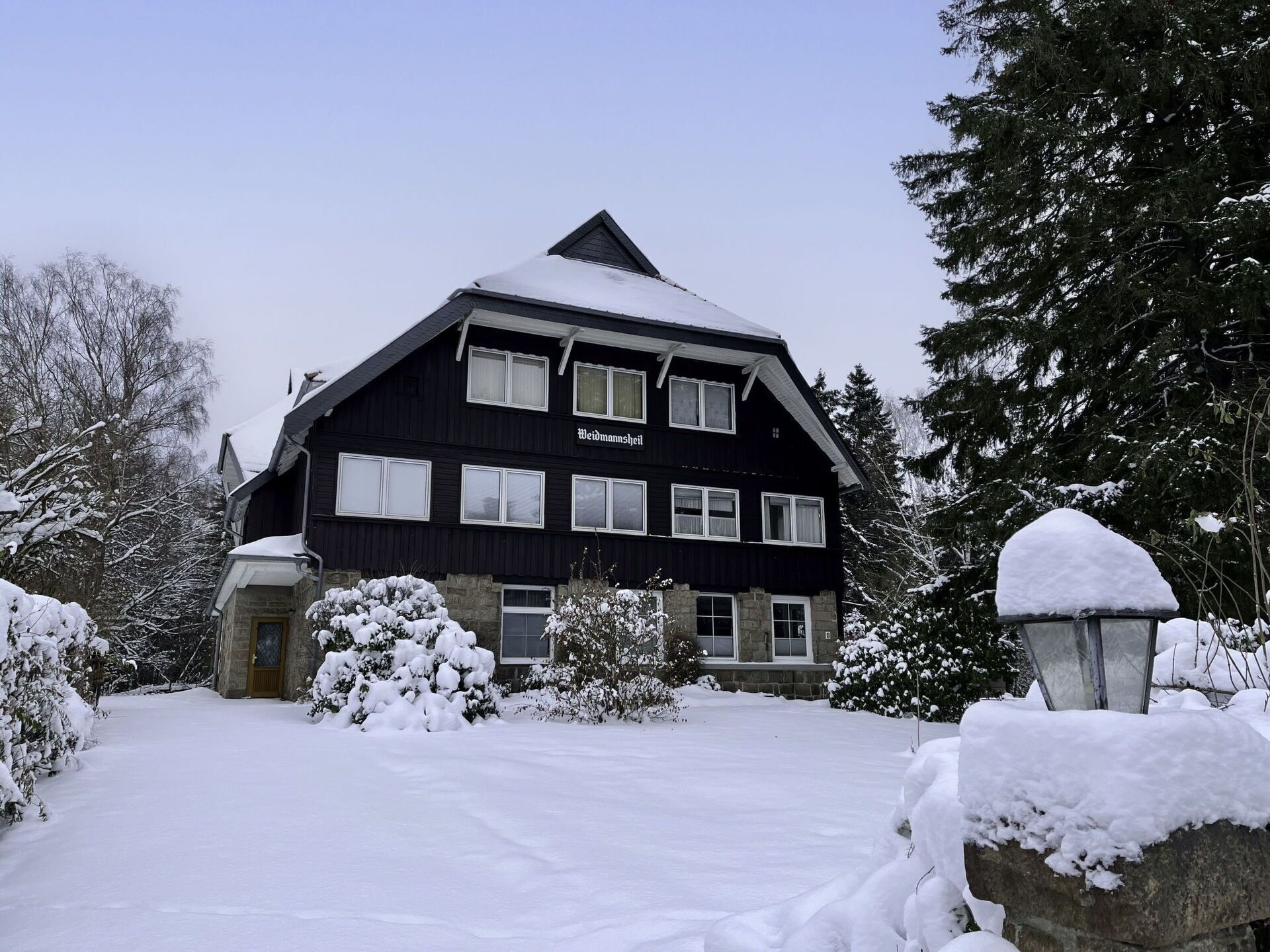 En toetages bygning med mørk facade og flere vinduer.