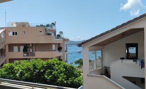 Hypo-allergenic bedding, desk, laptop workspace, blackout curtains - Rosic Apartments (Tivat)