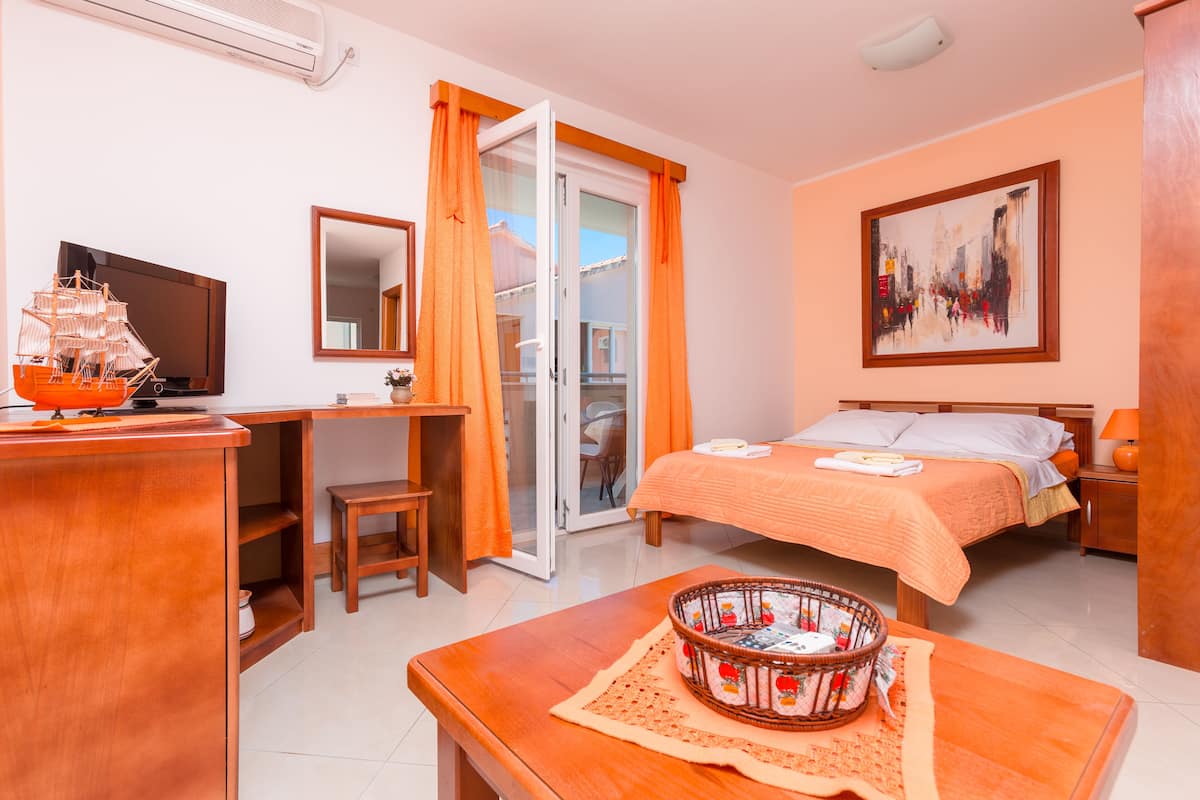 1 bedroom, hypo-allergenic bedding, desk, laptop workspace
