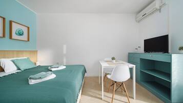 Superior Studio, Garden View | In-room dining