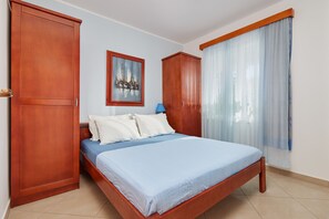 Hypo-allergenic bedding, desk, laptop workspace, blackout curtains - Rosic Apartments (Tivat)