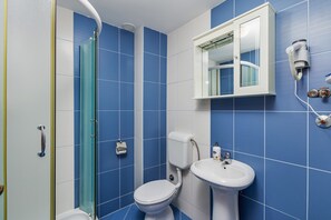 Een douche, een haardroger, handdoeken, zeep