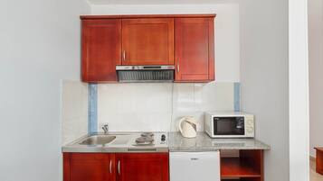 Apartemen Panorama, pemandangan laut | Dapur pribadi | Lemari es, microwave, kompor, dan mesin espresso