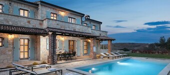 Beautiful private villa for 8 people with A/C, private pool, internet, TV, terrace and parking