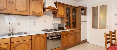 Microondas, horno, lavavajillas