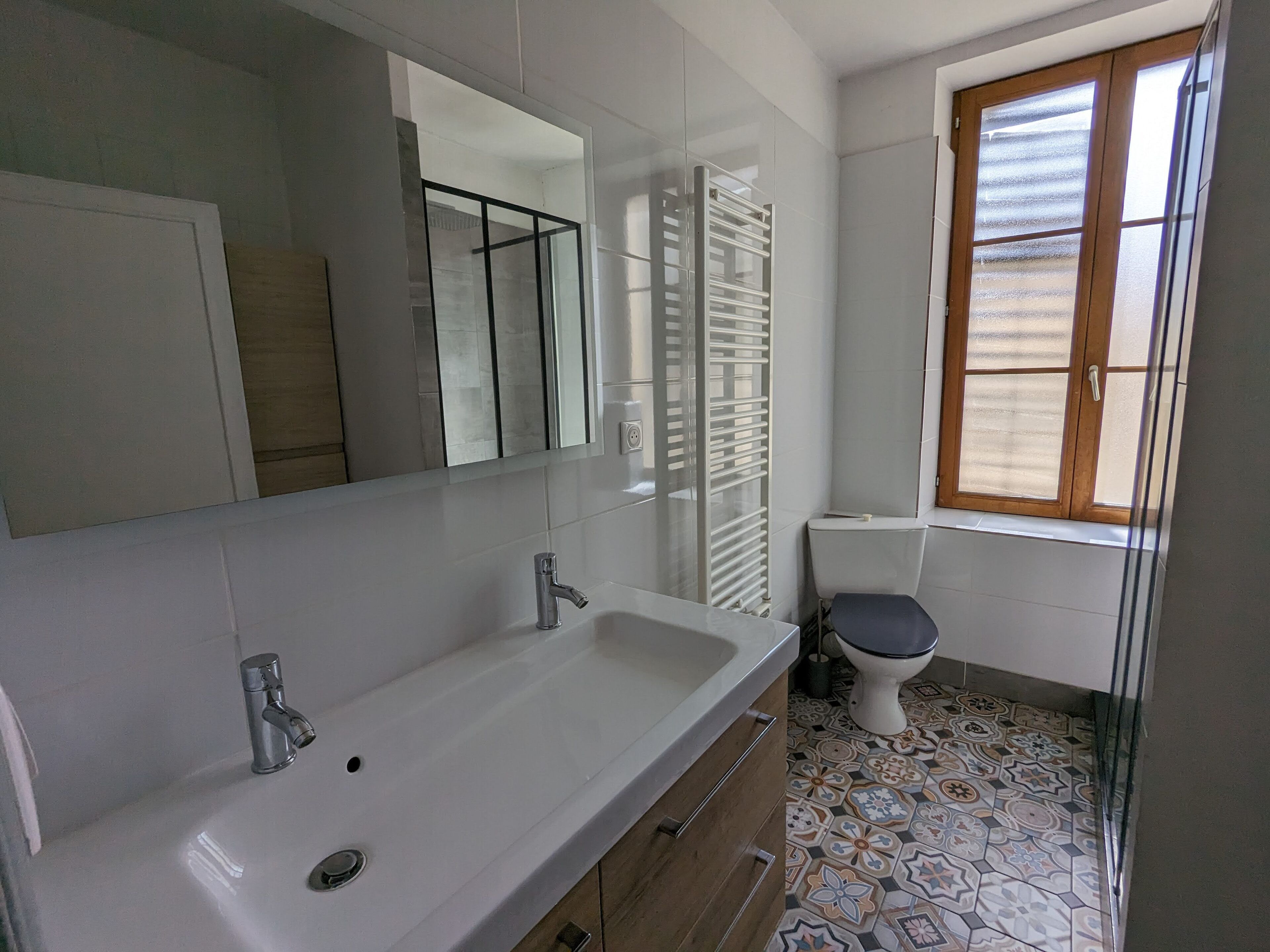 Douche, sèche-cheveux, serviettes fournies, papier toilette