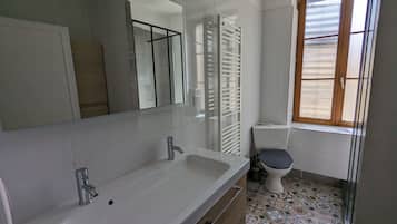 Douche, sĂšche-cheveux, serviettes fournies, papier toilette