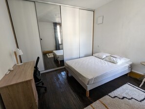 2 bedrooms, desk, free WiFi, bed sheets