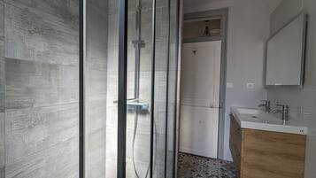 Douche, sĂšche-cheveux, serviettes fournies, papier toilette