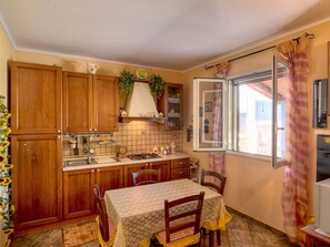 Mikrowelle, Hochstuhl, Esstisch