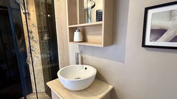 Een douche, een haardroger, handdoeken