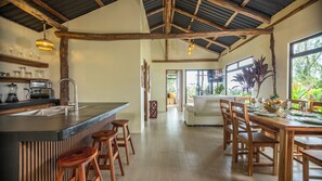 家庭小屋 | 起居區 | 43-吋智慧型電視、數位頻道、Netflix、串流服務