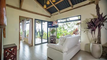 Chalet rustique familial | Aire de séjour | Téléviseur connecté de 43 po avec télévision numérique, Netflix