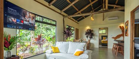 Cabaña familiar | Zona de estar | Smart TV de 43 pulgadas con canales digitales, Netflix