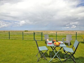 Outdoor dining - Stunning  villa for 2 people with WIFI, TV and patio (Cherrueix)