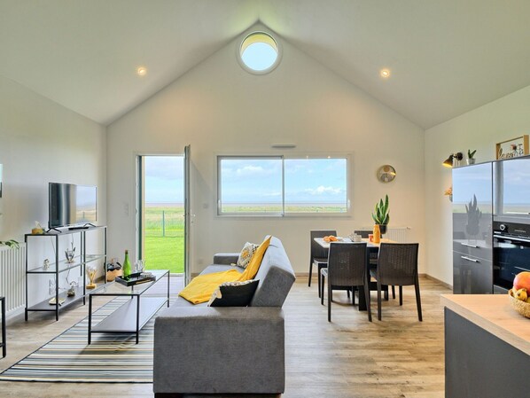 TV - Stunning  villa for 2 people with WIFI, TV and patio (Cherrueix)