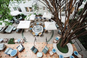 Phục vụ bữa sáng, bữa trưa và bữa tối 