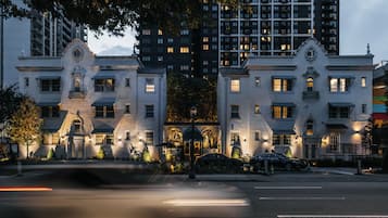 Fachada de la propiedad por la tarde o noche