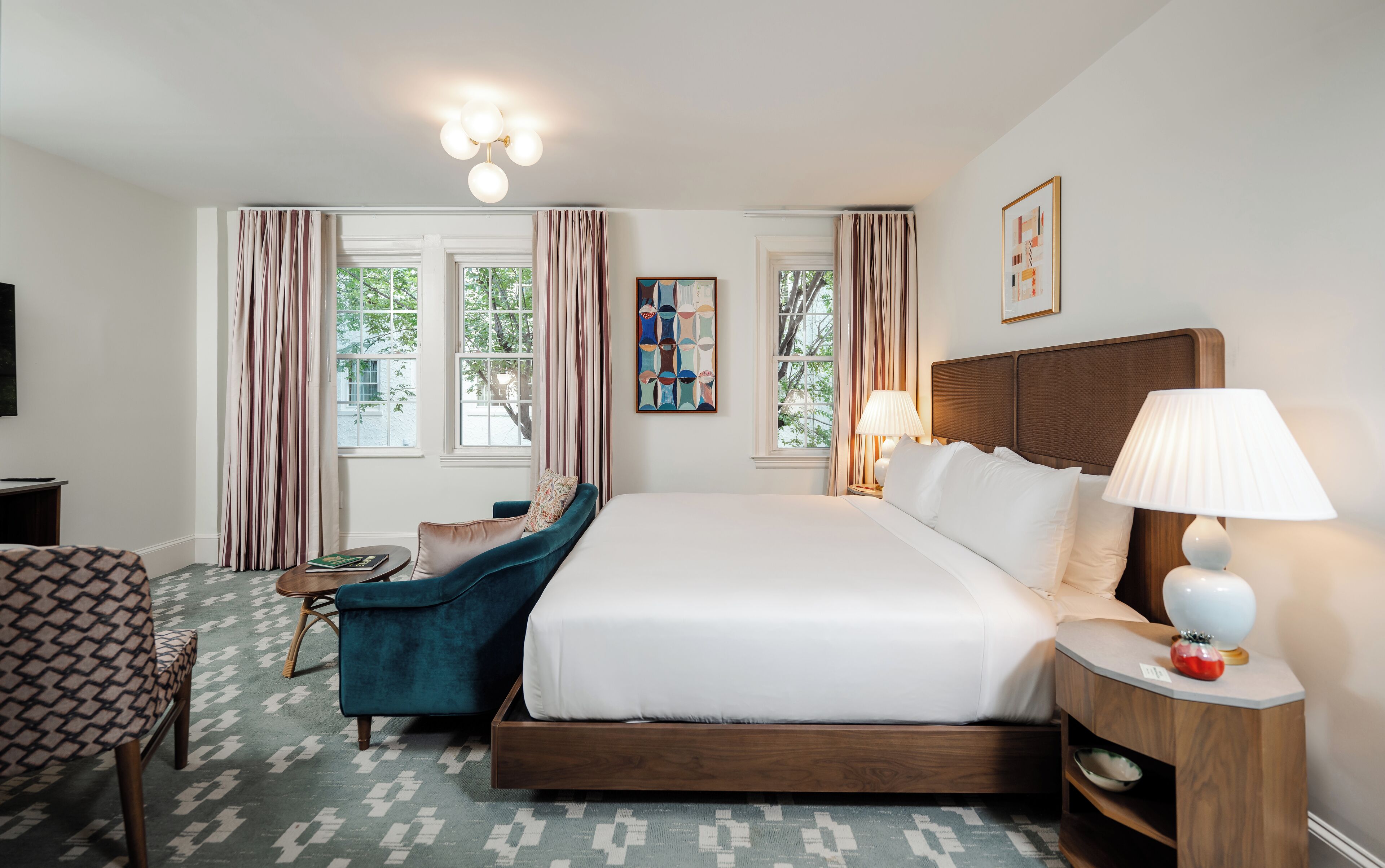 Deluxe-huone | Allergiatestatut vuodevaatteet, minibaari, tallelokero huoneessa